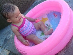 Brincando na piscininha.